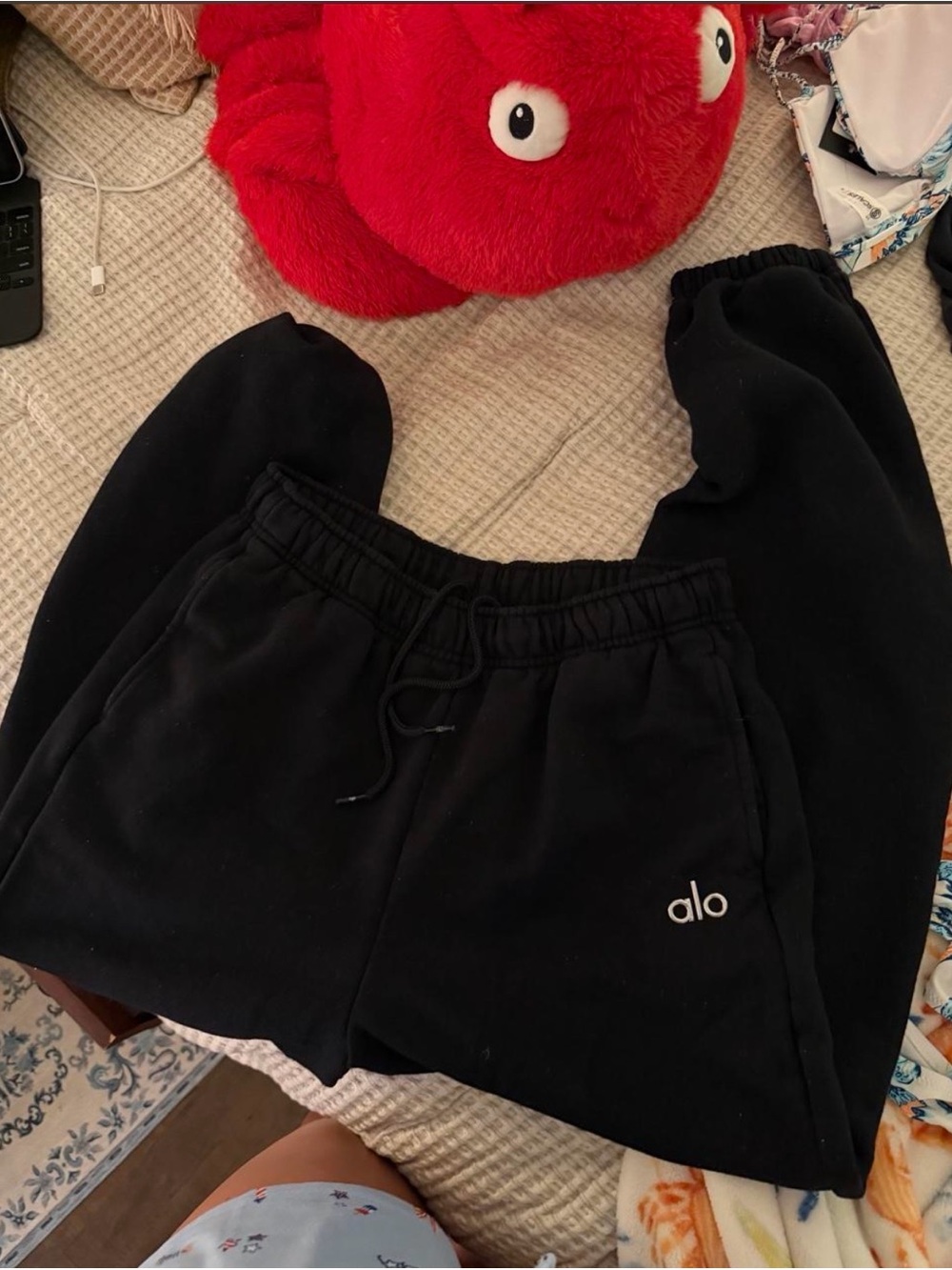 ALO Yoga women’s black accolade cuffed sweatpants